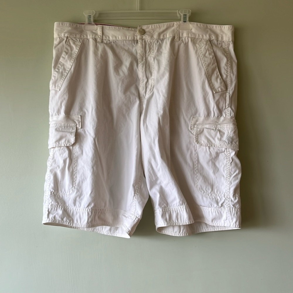 Men’s Converse One Star white cargo shorts in size 40. 100% cotton.